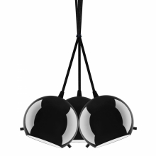 Dreiflammige Pendelleuchte mit schwarz glänzenden Glasschirmen an schwarzer Halterung und schwarzem Textilkabel 