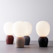 Kleine Tischlampe in fünf verschiedenen Farben