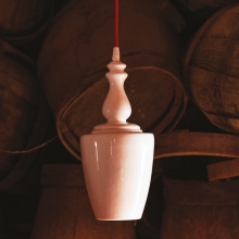 Keramik-Lampe in weiß glänzender Keramik mit rotem Stoffkabel