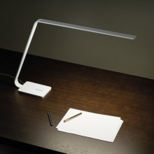 Minimaltische Schreibtischleuchte in funktionalem Design