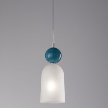 Pendelleuchte mit satiniertes Glasschirm kombiniert mit blauer Glaskugel