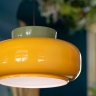 Bunte Design-Lampe mit farbigem Glasschirm