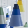 Designlampe mit hohem Trichterschirm in ein bis drei Farben