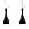 Zweiflammige Glaspendelleuchte mit mattschwarzen Schirmen, schwarzer Halterung und rotem Textilkabel