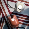 Moderne kleine Tischlampe in verschiedenen Farben