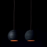 Kleines Modell der Pendelleuchte in schwarzbrauner Keramik, innen Orange