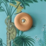 Rundlich geformte Keramiklampe für Wand und Decke