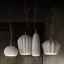Keramik-Lampe mit weiem Schirm in vier Formen